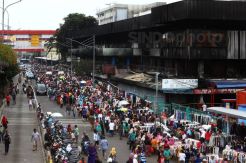 Pedagang Pasar Senen Berjualan di Bahu Jalan