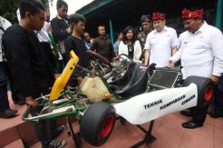 HT Tinjau Mobil Rakitan Siswa SMK