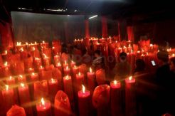 Warga Padati Vihara Dharma Bakti Petak Sembilan Sambut Imlek