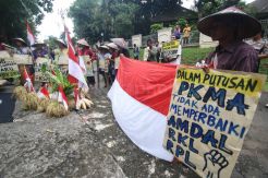 Dua Kubu Warga Unjuk Rasa di Sidang Amdal Semen Rembang