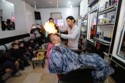 Cukur Rambut Pakai Api di Palestina