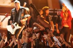 Metallica dan Lady Gaga Bakar Panggung Grammy Awards