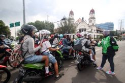 Rayakan Valentine, Driver Ojek Online Bagi-Bagikan Bunga