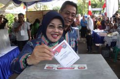 Sylviana Murni Nyoblos di TPS 103 Pondok Kelapa