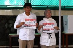 Sebelum Nyoblos, Sandiaga dan Keluarga Berikan Salam OK OCE