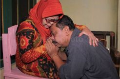Calon Wali Kota Yogyakarta Imam Priyono Sungkem Ibu Sebelum Nyoblos