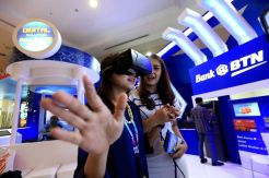 Keseruan Pengunjung di Booth Digital Solution BTN