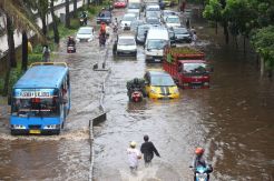 Jalan Daan Mogot Terendam Hingga Setengah Meter