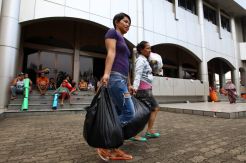 Warga Cipinang Melayu Tinggalkan Lokasi Pengungsian