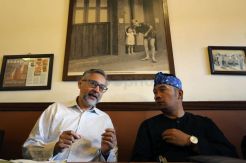 Ridwan Kamil dan Dubes Inggris Santai di Kedai Kopi