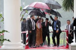 Di Bawah Guyuran Hujan, Presiden Jokowi Sambut Raja Salman di Istana Bogor