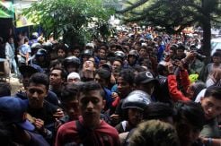 Ratusan Bobotoh Rela Berdesakan Demi Tiket Semifinal Persib