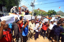 Ratusan Sopir Angkot Demo Tolak Trayek Bus Trans Semarang