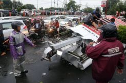 Angin Kencang Robohkan Papan Reklame dan Pohon di Surabaya
