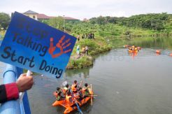 Ratusan Mahasiswa Undip Bersihkan Waduk
