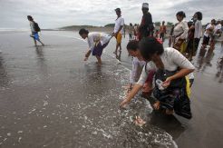 Upacara Melasti di Pantai Parangkusumo