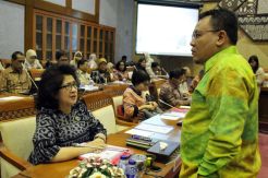 Bahas Bidan PTT, Komisi IX DPR Raker dengan Menkes
