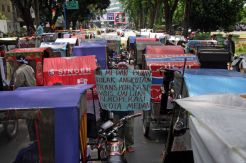 Ribuan Tukang Becak Motor di Medan Demo Tolak Angkutan Online