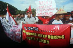 Warga Pro dan Kontra Pabrik Semen Rembang Unjuk Rasa di Depan Istana