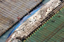 Kapal Sewol Diangkat dari Dasar Laut