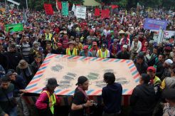 Koalisi Masyarakat Sipil Berikan Surat Raksasa Pada KPK