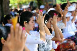 Umat Hindu Ikuti Upacara Melasti di Minahasa