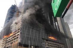 Gedung Pencarkar Langit di Dubai Terbakar