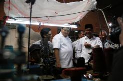 Menperin Tinjau Sentra Rajutan Bandung