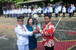 Leprid Berikan Penghargaan Kepada Camat Bergelar Doktor