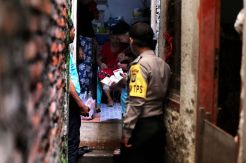Petugas TPS Datangi Pemilih Sakit di Karet Tengsin