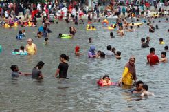 Hari Terakhir Libur Panjang, Pantai Ancol Dipadati Wisatawan