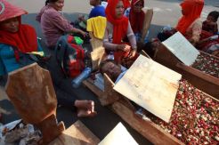 Petani Karawang Gelar Aksi Kubur Diri di Depan Istana