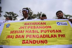 Forum Komunikasi Pekerja DAMRI Bersatu Gelar Unjuk Rasa di Gedung Sate