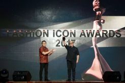 Itang Yunaz Terima Penghargaan Fashion Icon Awards 2017