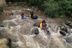 Parade Kukuyaan Susuri Sungai Cikapundung