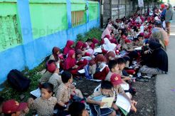 Gedung Sekolah Disegel, Ratusan Siswa SD Belajar di Pinggir Jalan