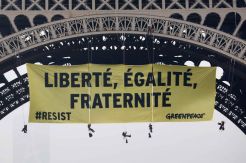 Tolak Le Pen, Aktivis Lingkungan Gantung Spanduk di Menara Eiffel