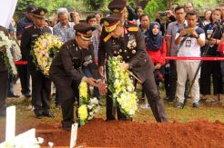 Kapolri Tito Karnavian Pimpin Pemakaman Mantan Kapolri Widodo Budidarmo