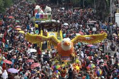 Ribuan Warga Tumpah Ruah Saksikan Parade Bunga dan Budaya di Surabaya
