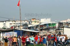 Tolak Penggusuran, Warga Kampung Akuarium Gelar Upacara Bendera