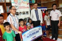 Tiki Serahkan Donasi ke Yayasan 1001 Buku