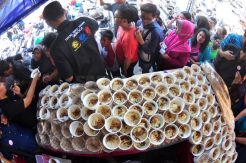 Rekor Pembagian 1.500 Mangkok Mie Ayam Gratis