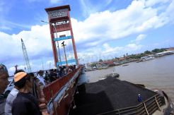 Tongkang Batubara Tabrak Jembatan Ampera