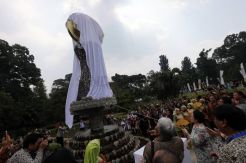 Mega Resmikan Tugu Bunga Raflesia saat Peringatan 200 Tahun Kebun Raya Bogor