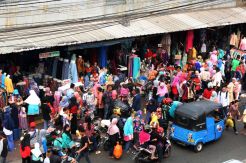 Jelang Puasa, Pengunjung Padati Pasar Tanah Abang