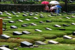Ziarah Jelang Ramadan di TPU Tanah Kusir