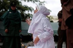 Hukum Cambuk Pasangan Gay dan Pasangan Mesum di Aceh