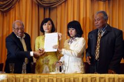 Veronica Tan Menangis Saat Bacakan Surat Pembatalan Banding Ahok