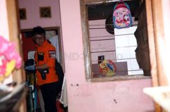 Polisi Geledah Kediaman Terduga Teroris Kampung Melayu