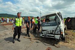 KA Prameks Sambar Truk di Klaten